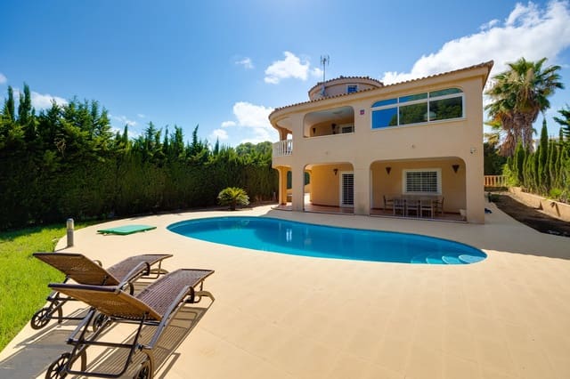 4 Zimmer Villa zu verkaufen in Los Balcones mit Pool Garage - 589.000 € (Ref: 9131314)