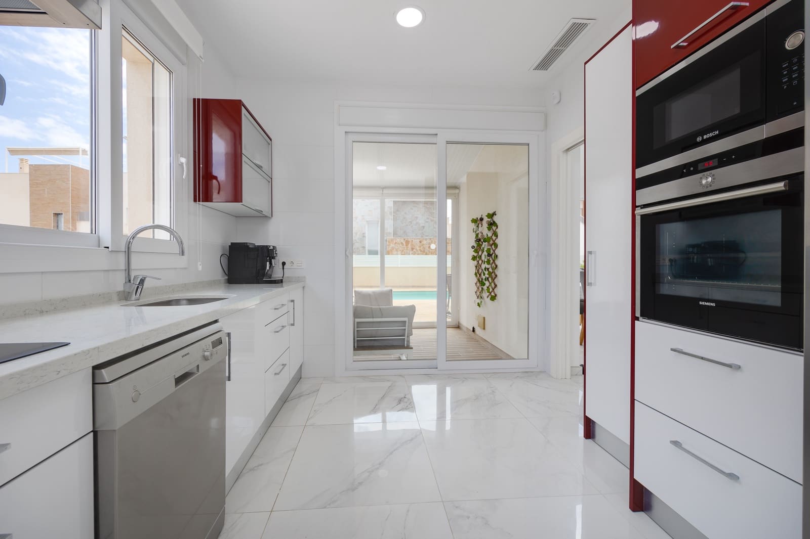 3 bedroom Villa for sale in Torrevieja with pool garage - € 749,000 (Ref: 9146304)