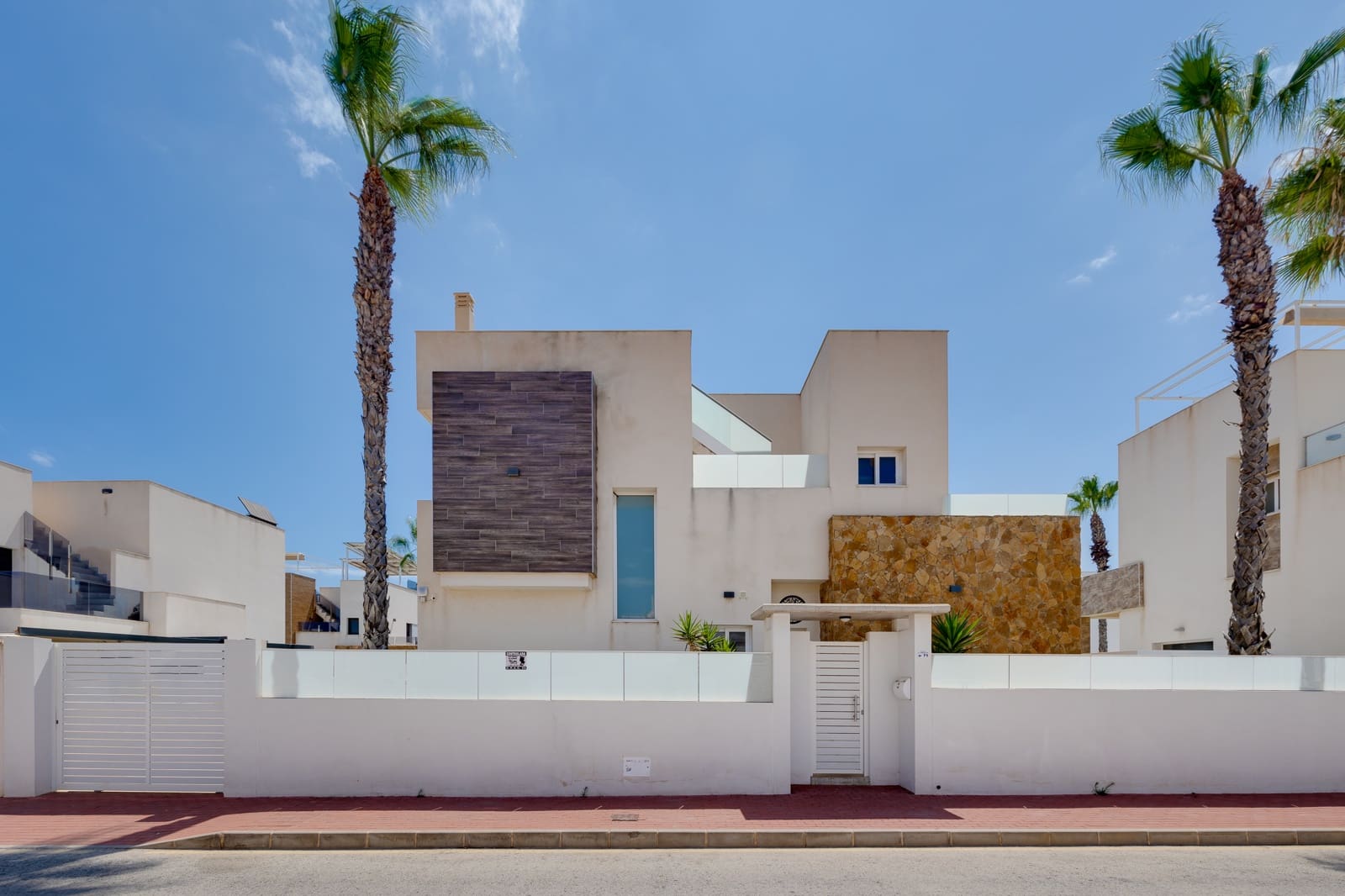 3 bedroom Villa for sale in Torrevieja with pool garage - € 749,000 (Ref: 9146304)