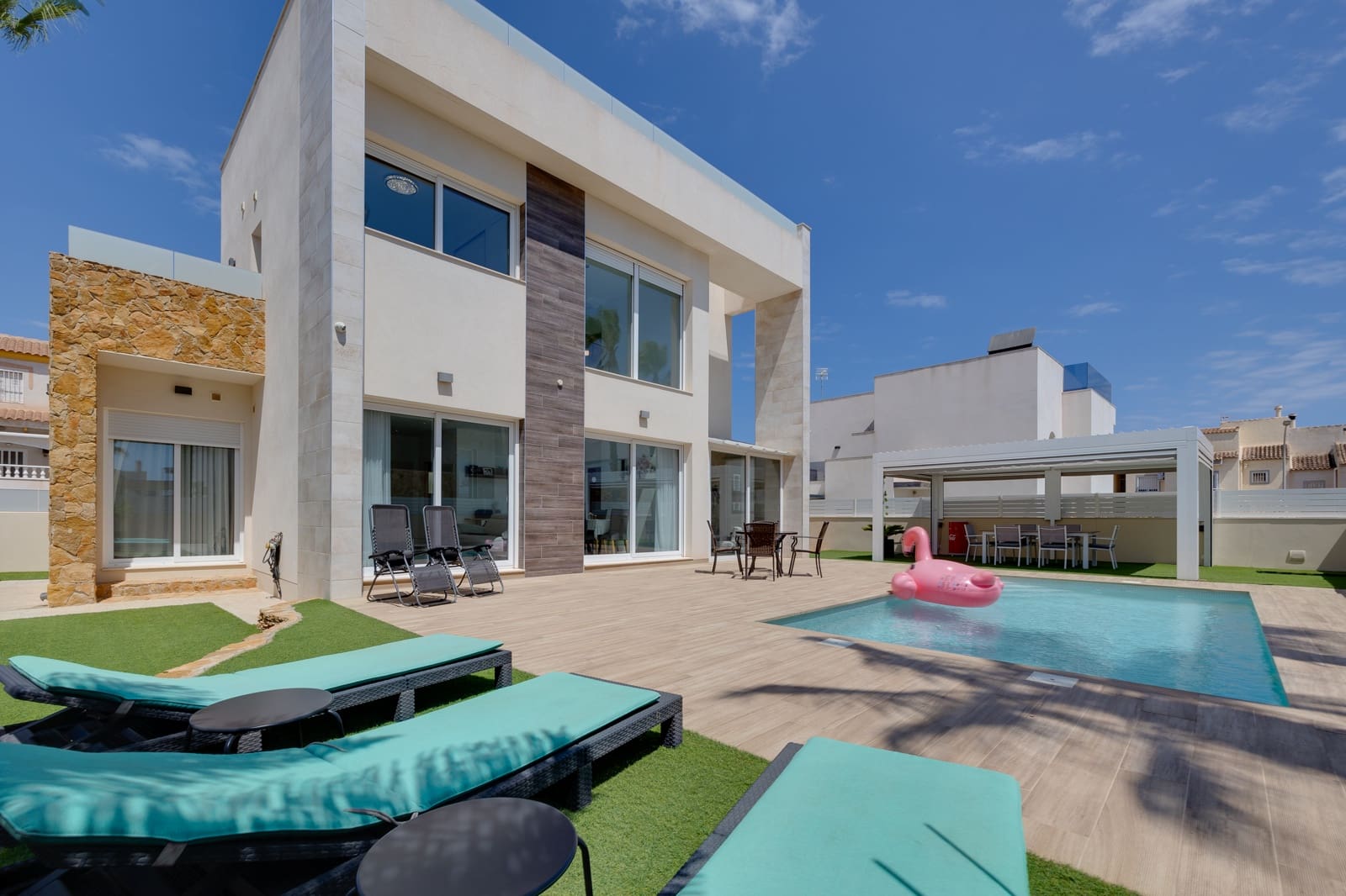 3 bedroom Villa for sale in Torrevieja with pool garage - € 749,000 (Ref: 9146304)