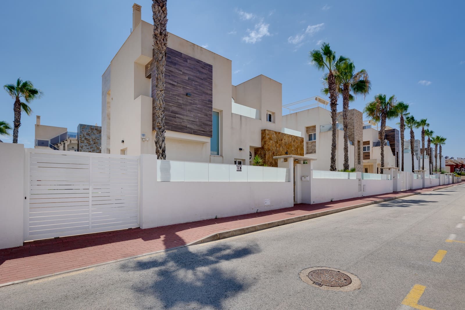 3 bedroom Villa for sale in Torrevieja with pool garage - € 749,000 (Ref: 9146304)