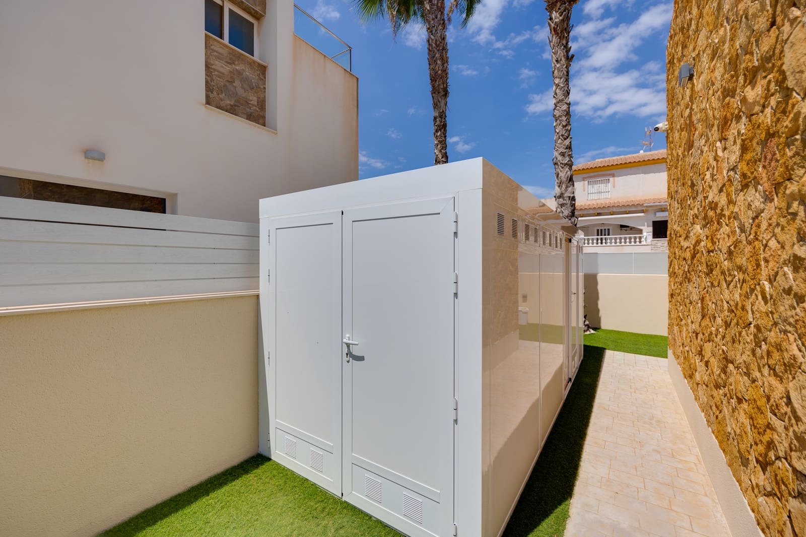 3 bedroom Villa for sale in Torrevieja with pool garage - € 749,000 (Ref: 9146304)