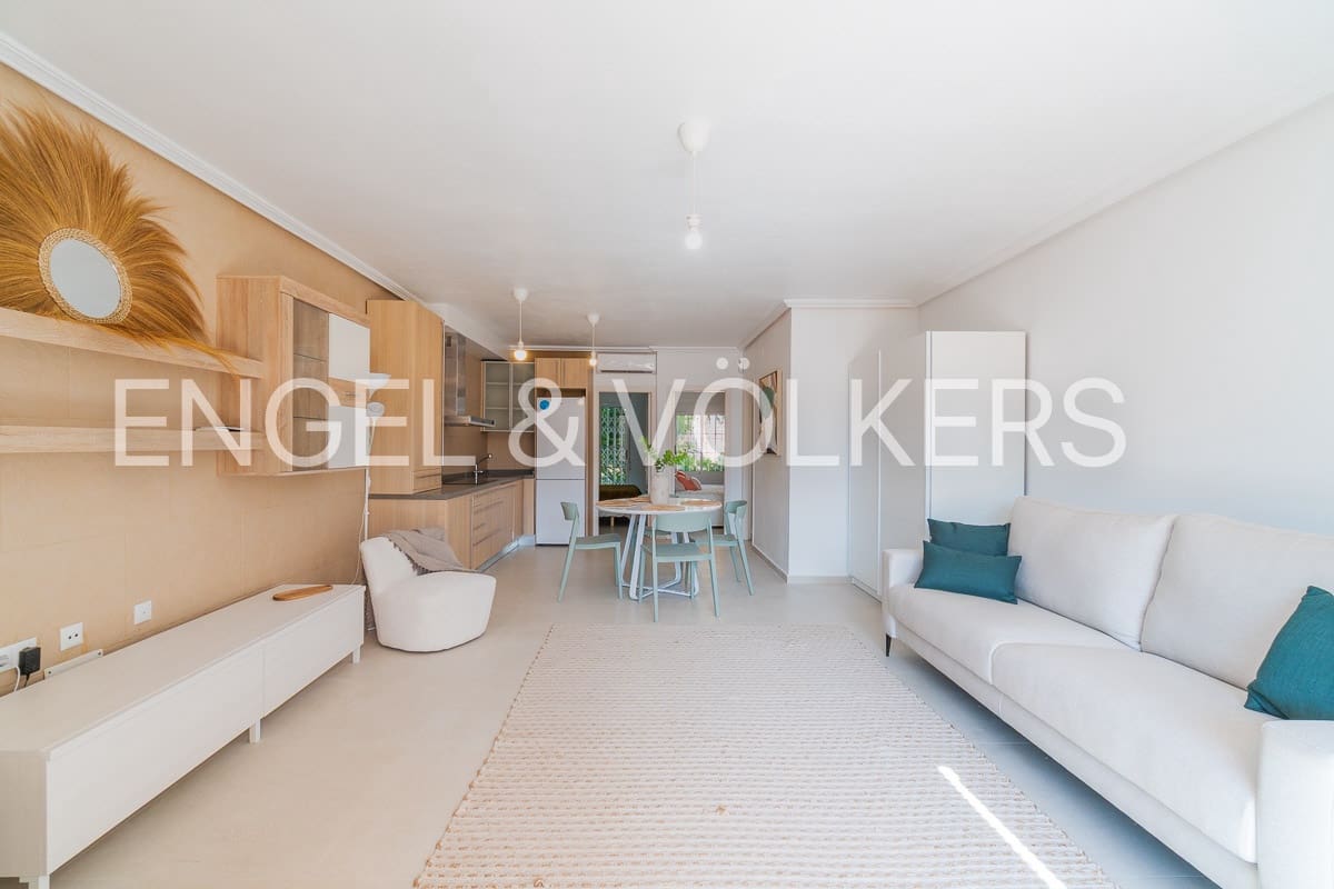 2 bedroom Apartment for rent in Torrevieja - € 1,100 (Ref: 9154647)