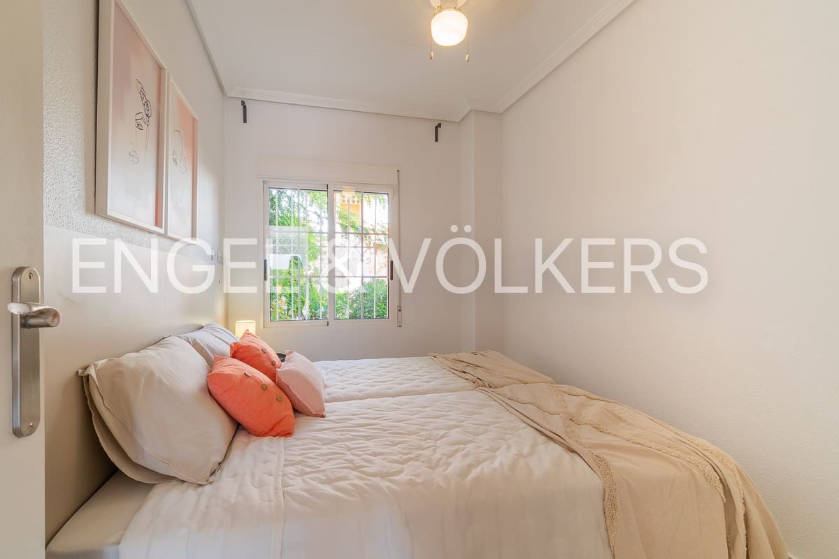 2 bedroom Apartment for rent in Torrevieja - € 1,100 (Ref: 9154647)