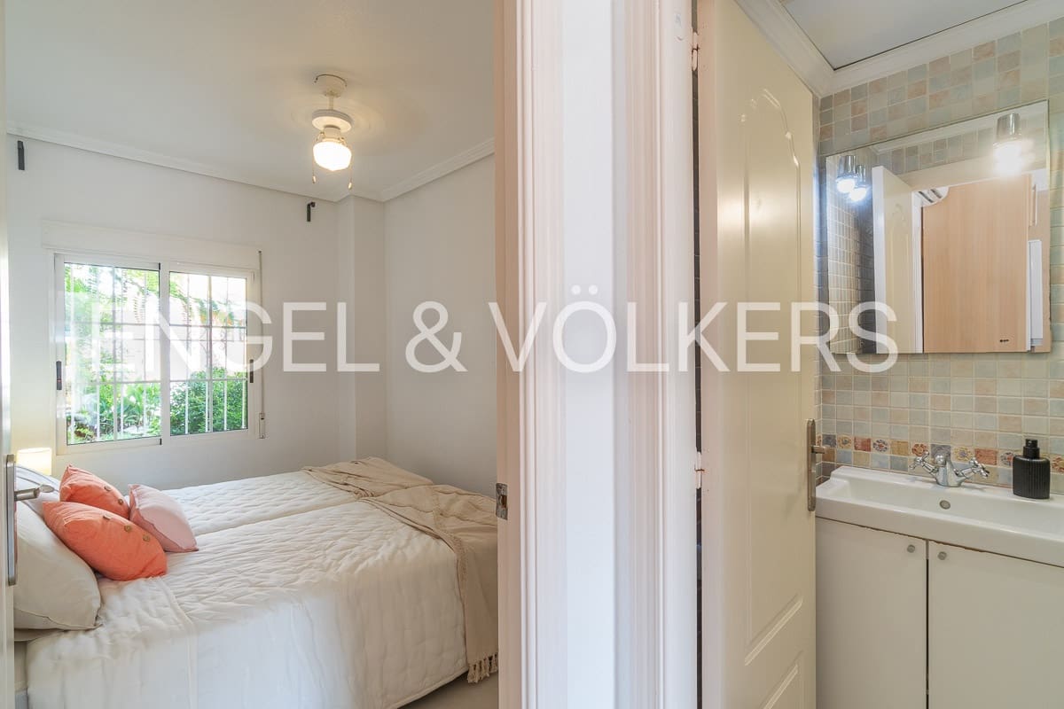 2 bedroom Apartment for rent in Torrevieja - € 1,100 (Ref: 9154647)