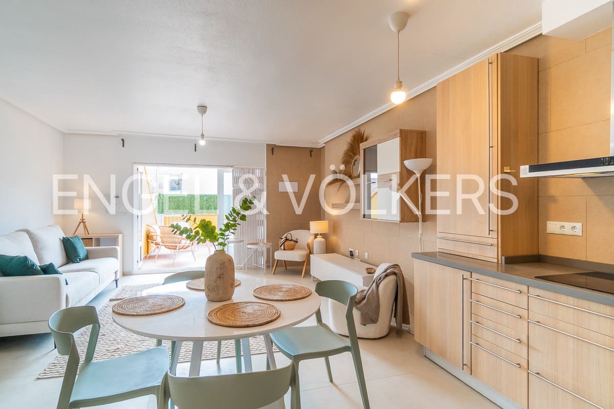 2 bedroom Apartment for rent in Torrevieja - € 1,100 (Ref: 9154647)