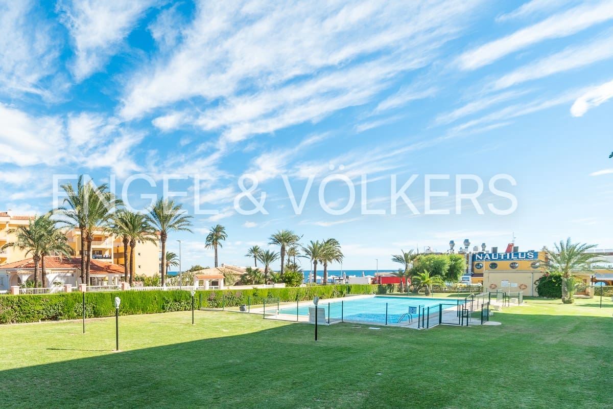 2 bedroom Apartment for rent in Punta Prima with pool - € 1,250 (Ref: 9343846)