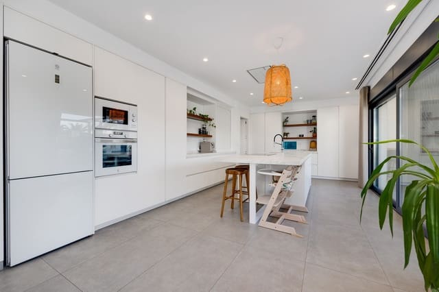 4 bedroom Villa for sale in San Pedro del Pinatar with pool garage - € 950,000 (Ref: 9347998)