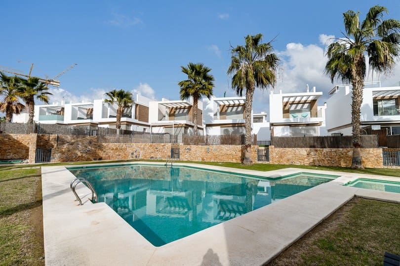3 soveværelse Villa til salg i Villamartin med swimmingpool garage - € 469.000 (Ref: 9412676)