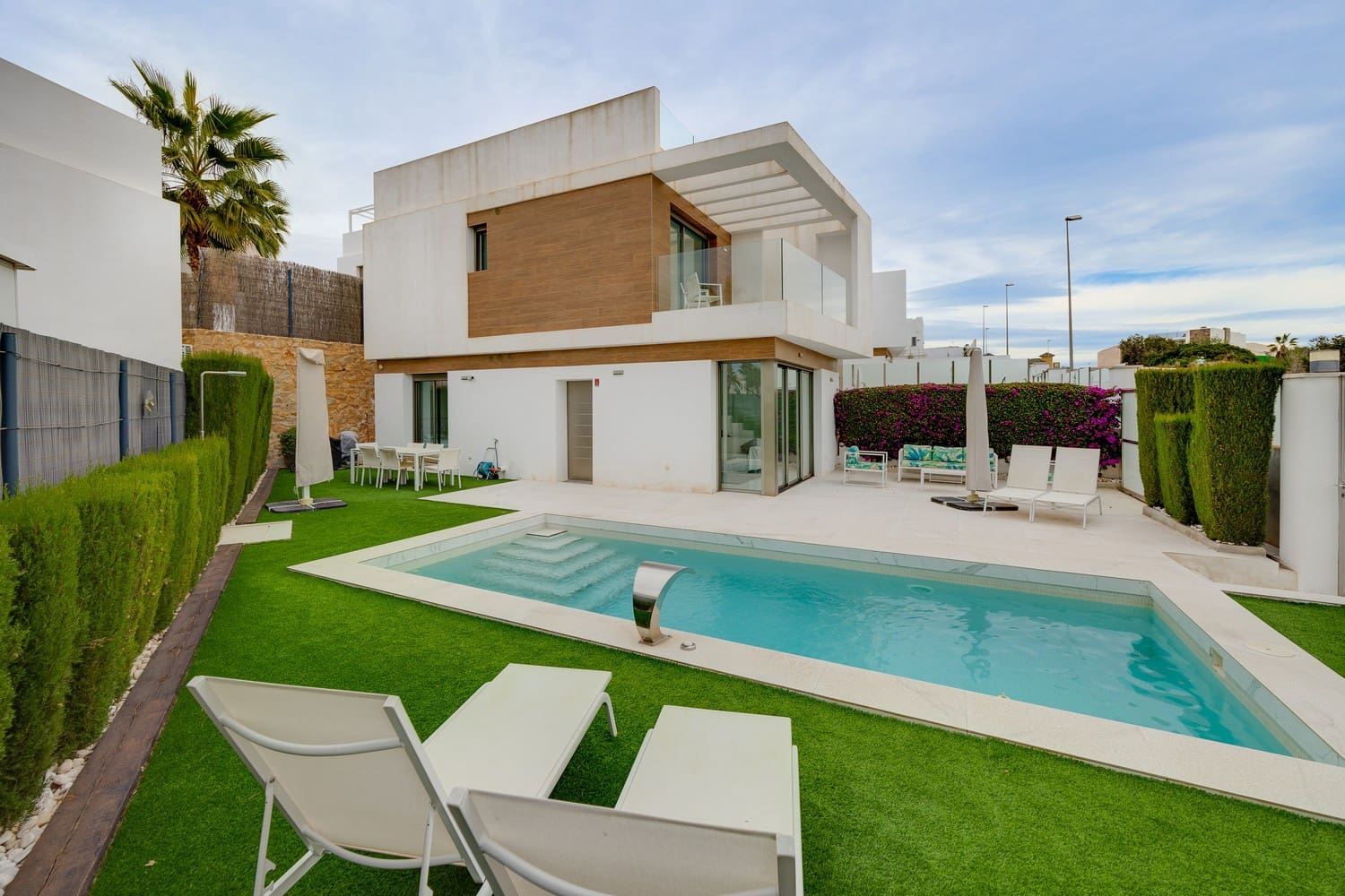 3 soveværelse Villa til salg i Villamartin med swimmingpool garage - € 469.000 (Ref: 9412676)