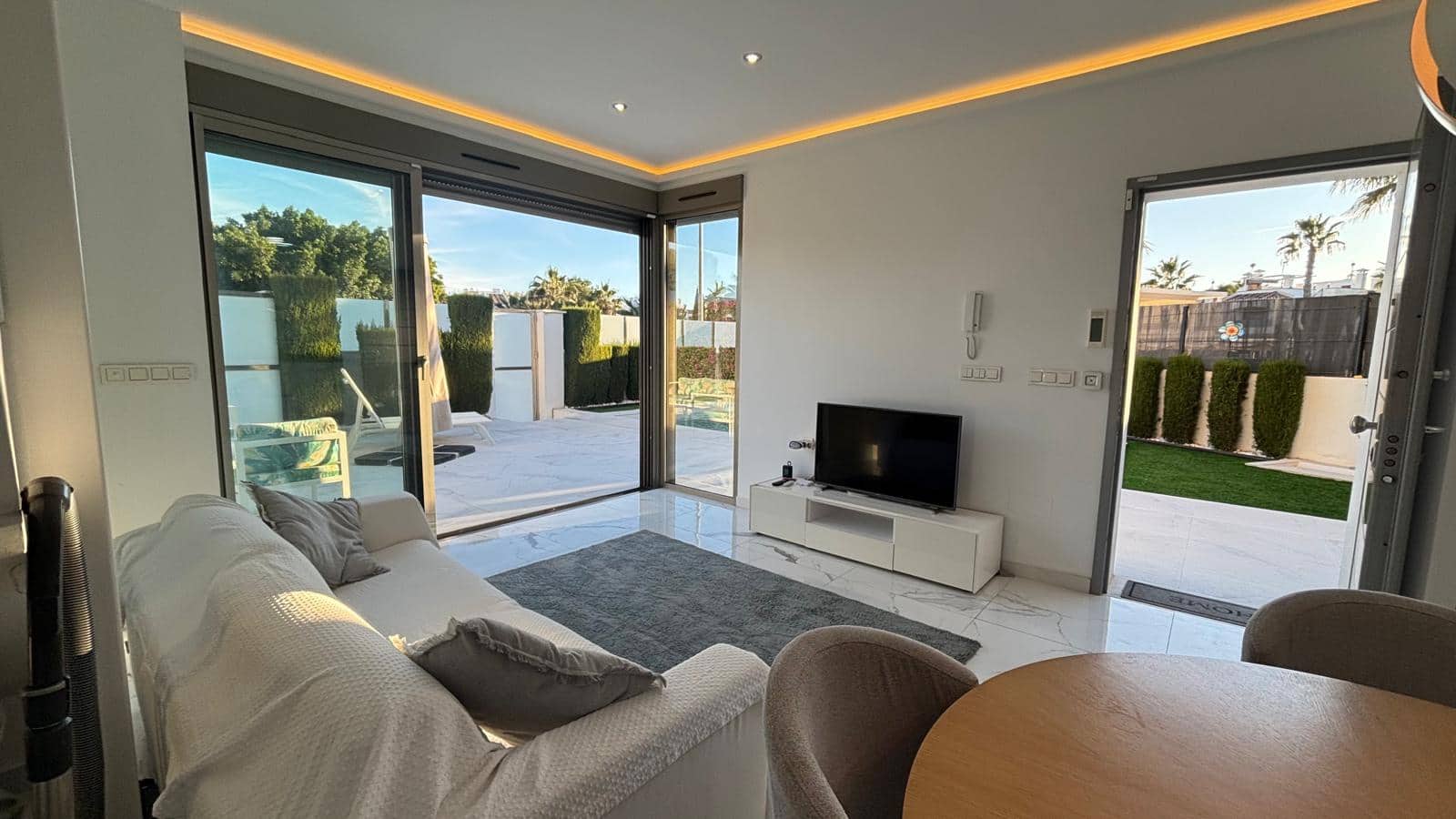 3 soveværelse Villa til salg i Villamartin med swimmingpool garage - € 469.000 (Ref: 9412676)