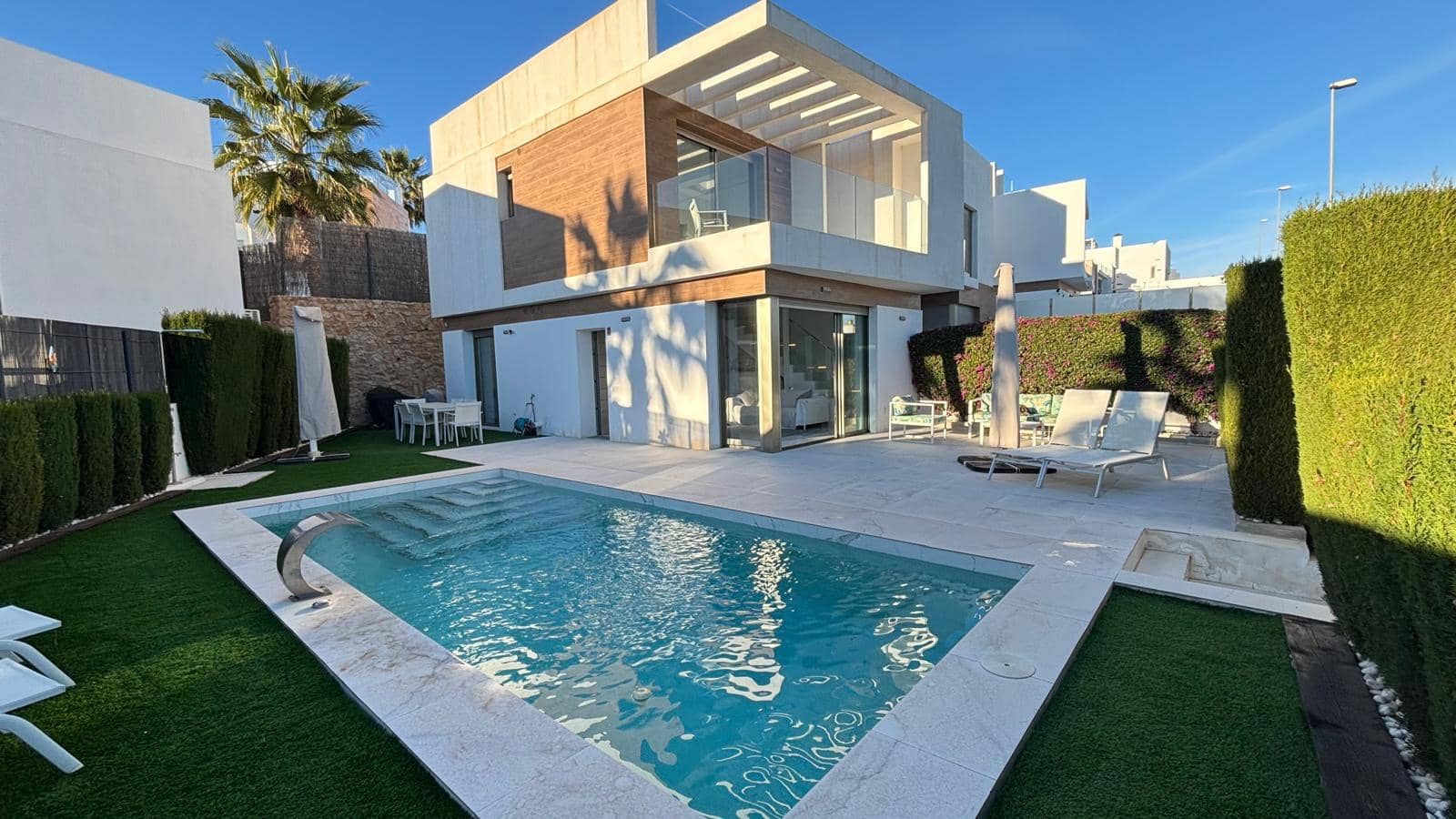 3 soveværelse Villa til salg i Villamartin med swimmingpool garage - € 469.000 (Ref: 9412676)