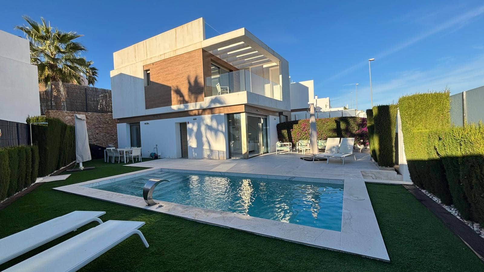 3 soveværelse Villa til salg i Villamartin med swimmingpool garage - € 469.000 (Ref: 9412676)