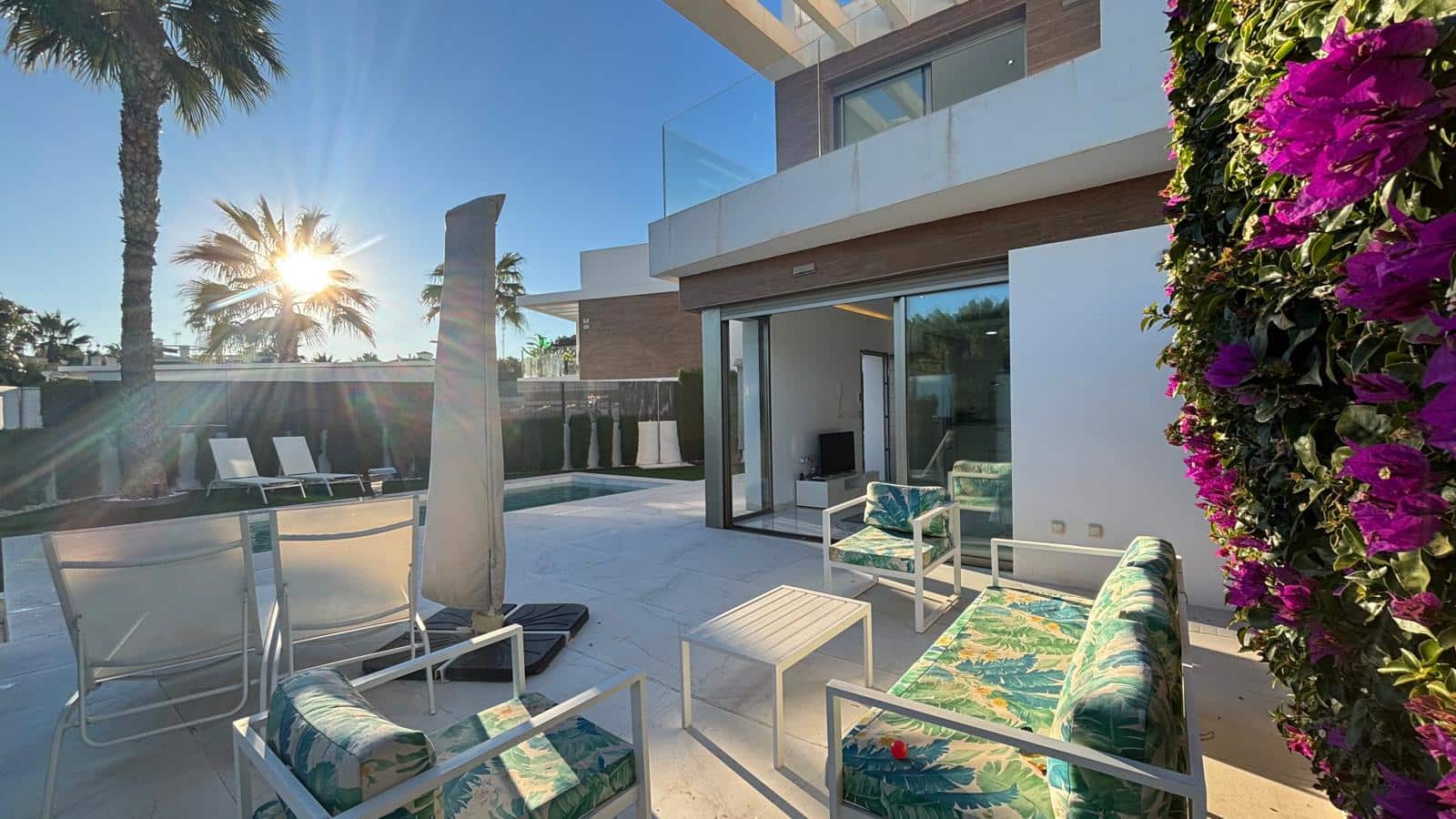 3 soveværelse Villa til salg i Villamartin med swimmingpool garage - € 469.000 (Ref: 9412676)