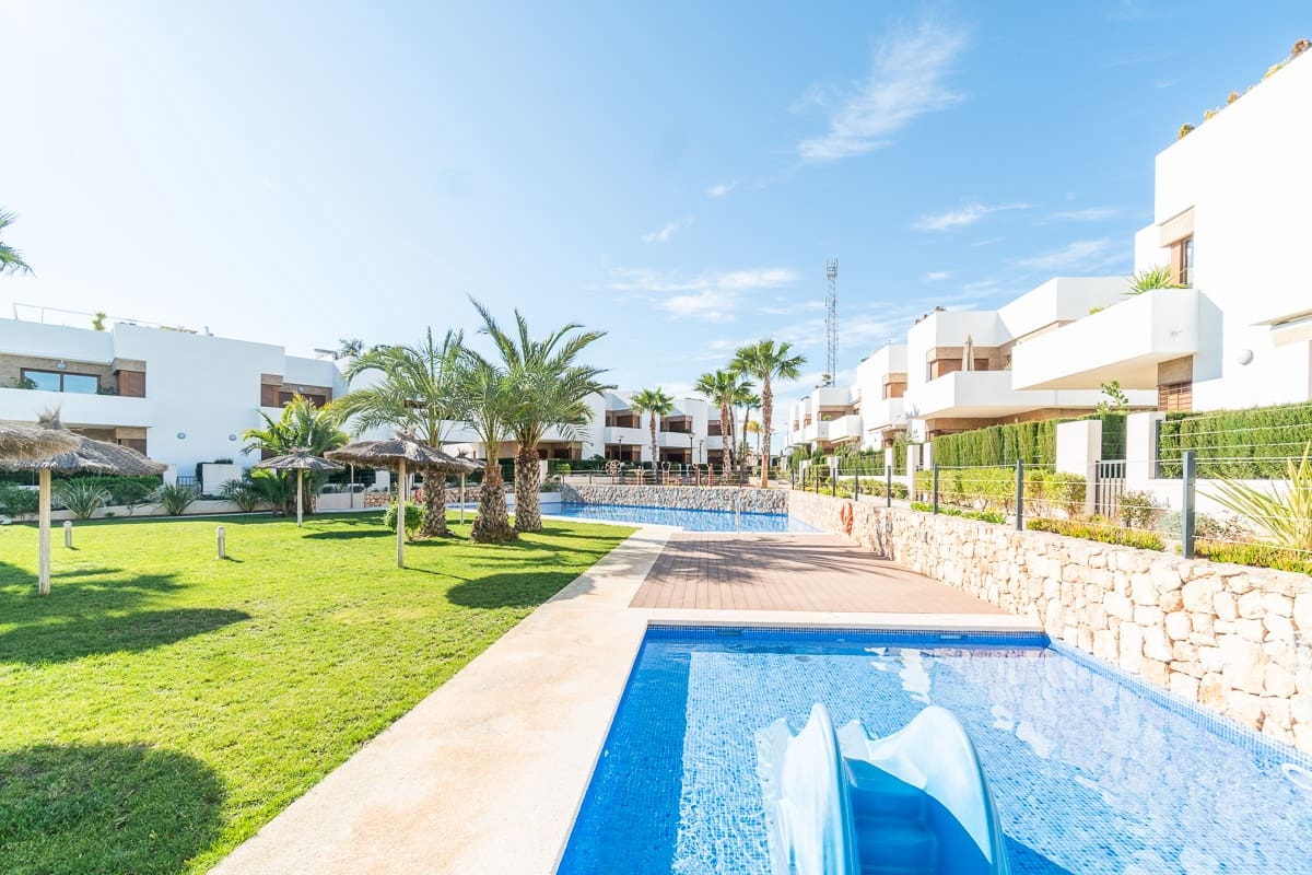 2 soveværelse Lejlighed til salg i La Zenia med swimmingpool garage - € 275.000 (Ref: 9436299)