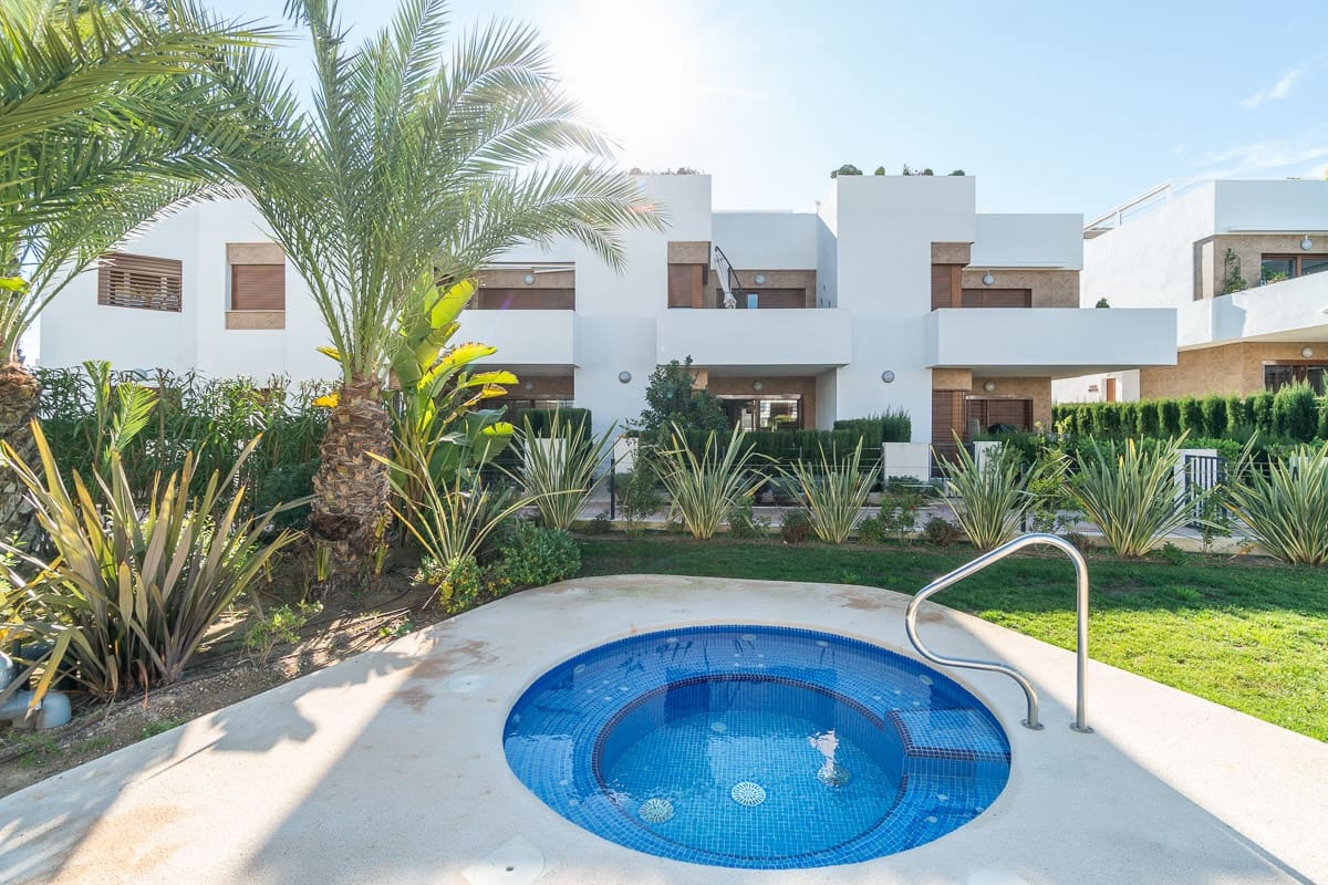 2 soveværelse Lejlighed til salg i La Zenia med swimmingpool garage - € 275.000 (Ref: 9436299)