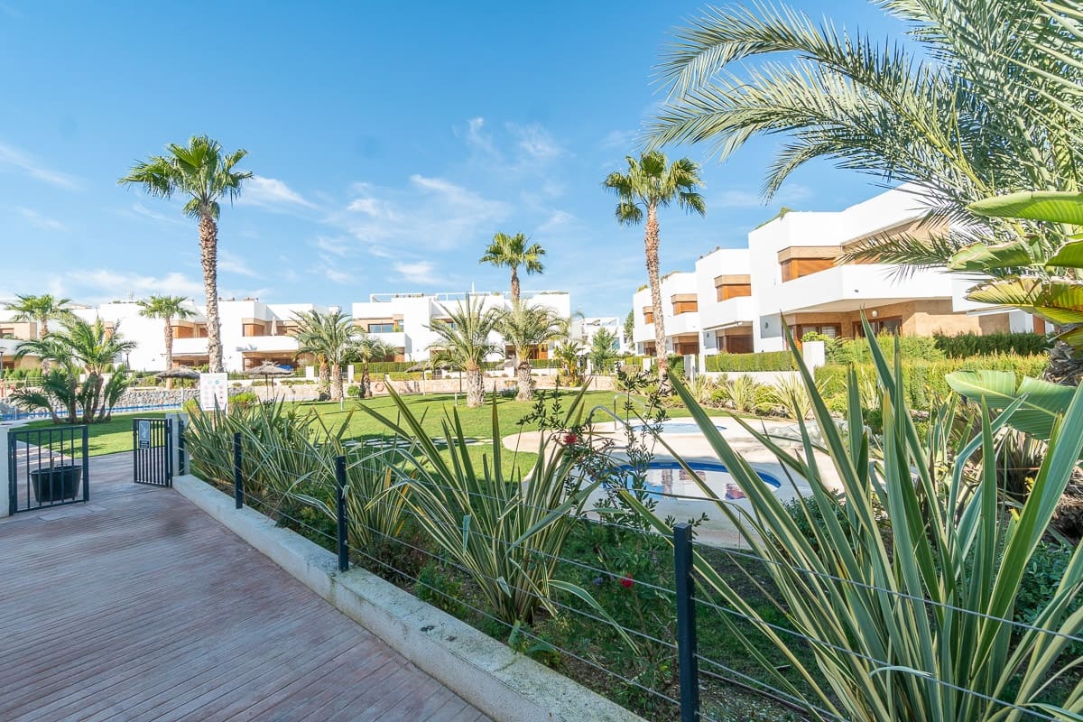 2 soveværelse Lejlighed til salg i La Zenia med swimmingpool garage - € 275.000 (Ref: 9436299)