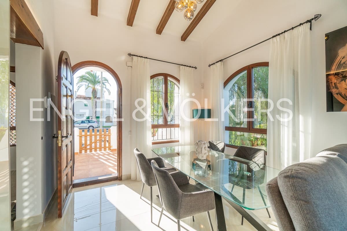 4 sovrum Bungalow att hyra i Villamartin - 2 300 € (Ref: 9525752)