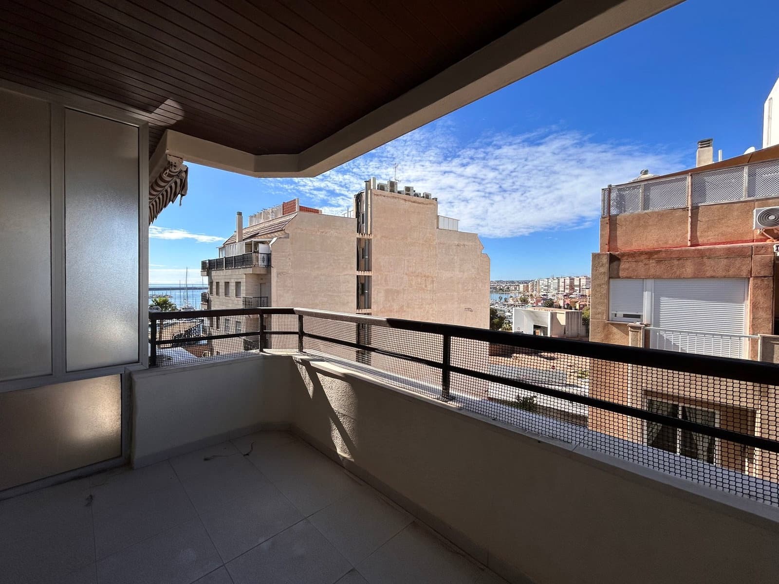 Apartamento de 3 habitaciones en Torrevieja en venta - 300.000 € (Ref: 9585010)
