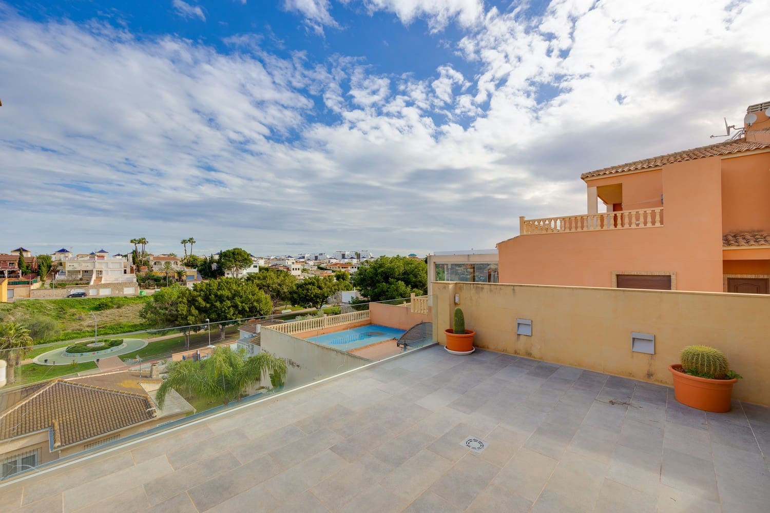 7 makuuhuone Huvila myytävänä paikassa Los Balcones mukana uima-altaan 
autotalli - 1 800 000 € (Ref: 9588148)