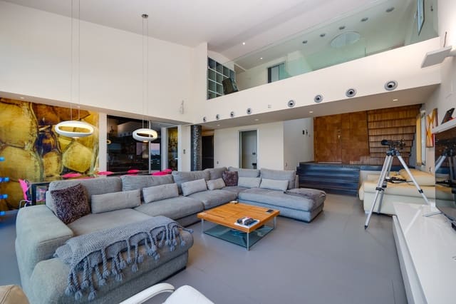 7 makuuhuone Huvila myytävänä paikassa Los Balcones mukana uima-altaan 
autotalli - 1 800 000 € (Ref: 9588148)