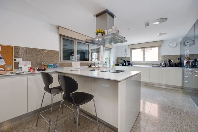 7 makuuhuone Huvila myytävänä paikassa Los Balcones mukana uima-altaan 
autotalli - 1 800 000 € (Ref: 9588148)