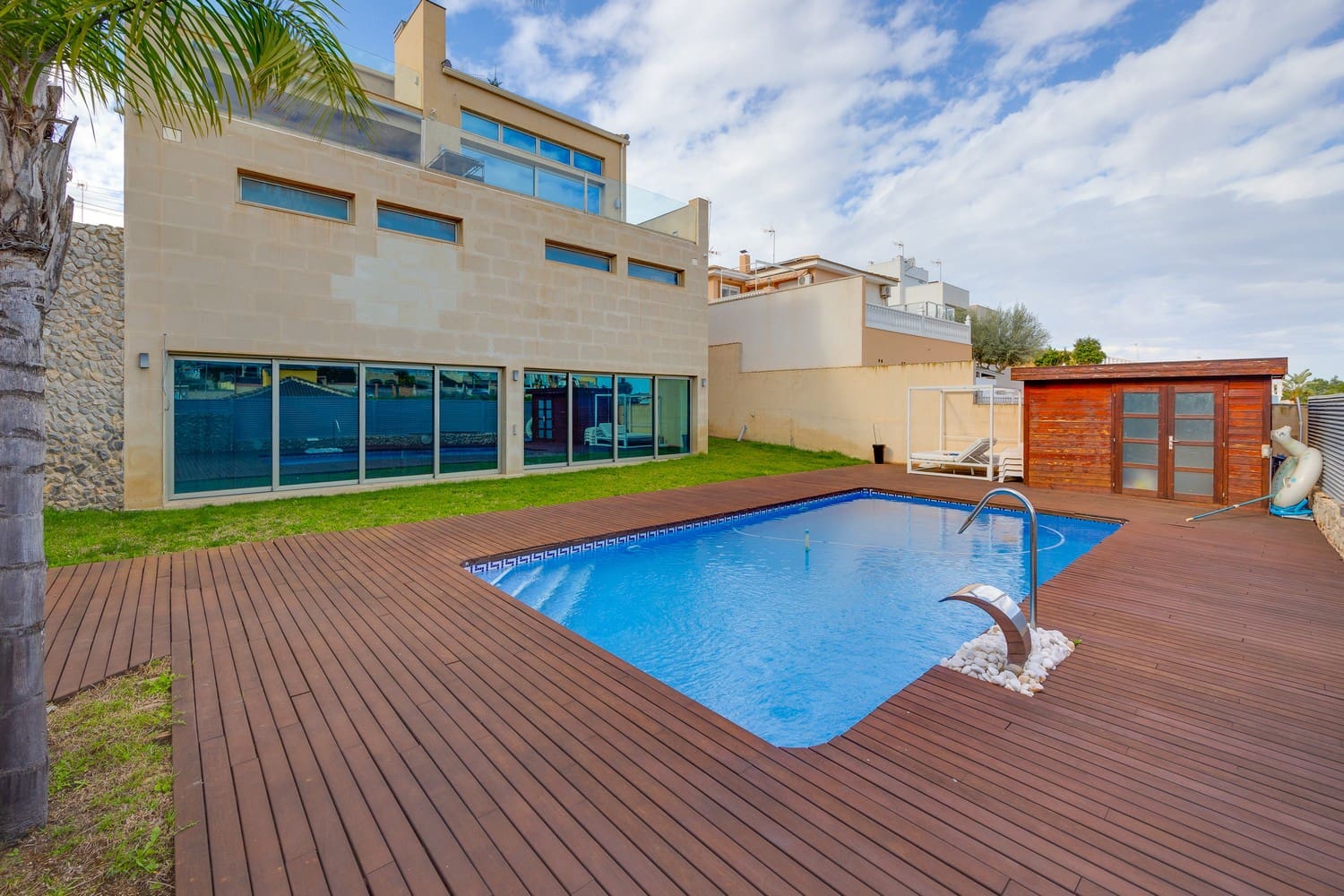 7 makuuhuone Huvila myytävänä paikassa Los Balcones mukana uima-altaan 
autotalli - 1 800 000 € (Ref: 9588148)