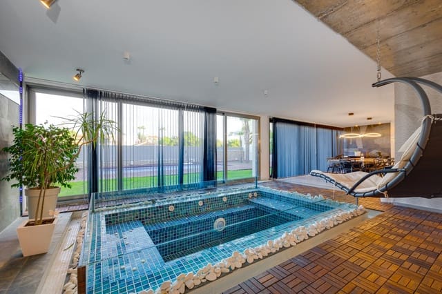 7 makuuhuone Huvila myytävänä paikassa Los Balcones mukana uima-altaan 
autotalli - 1 800 000 € (Ref: 9588148)