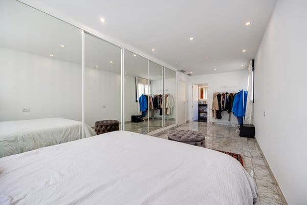 3 soverom Villa til salgs i Torrevieja med svømmebasseng garasje - € 1 320 000 (Ref: 9720309)