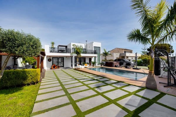 3 Zimmer Villa zu verkaufen in El Chaparral - La Siesta - La Torreta, Torrevieja mit Pool Garage - 1.320.000 € (Ref: 9720309)
