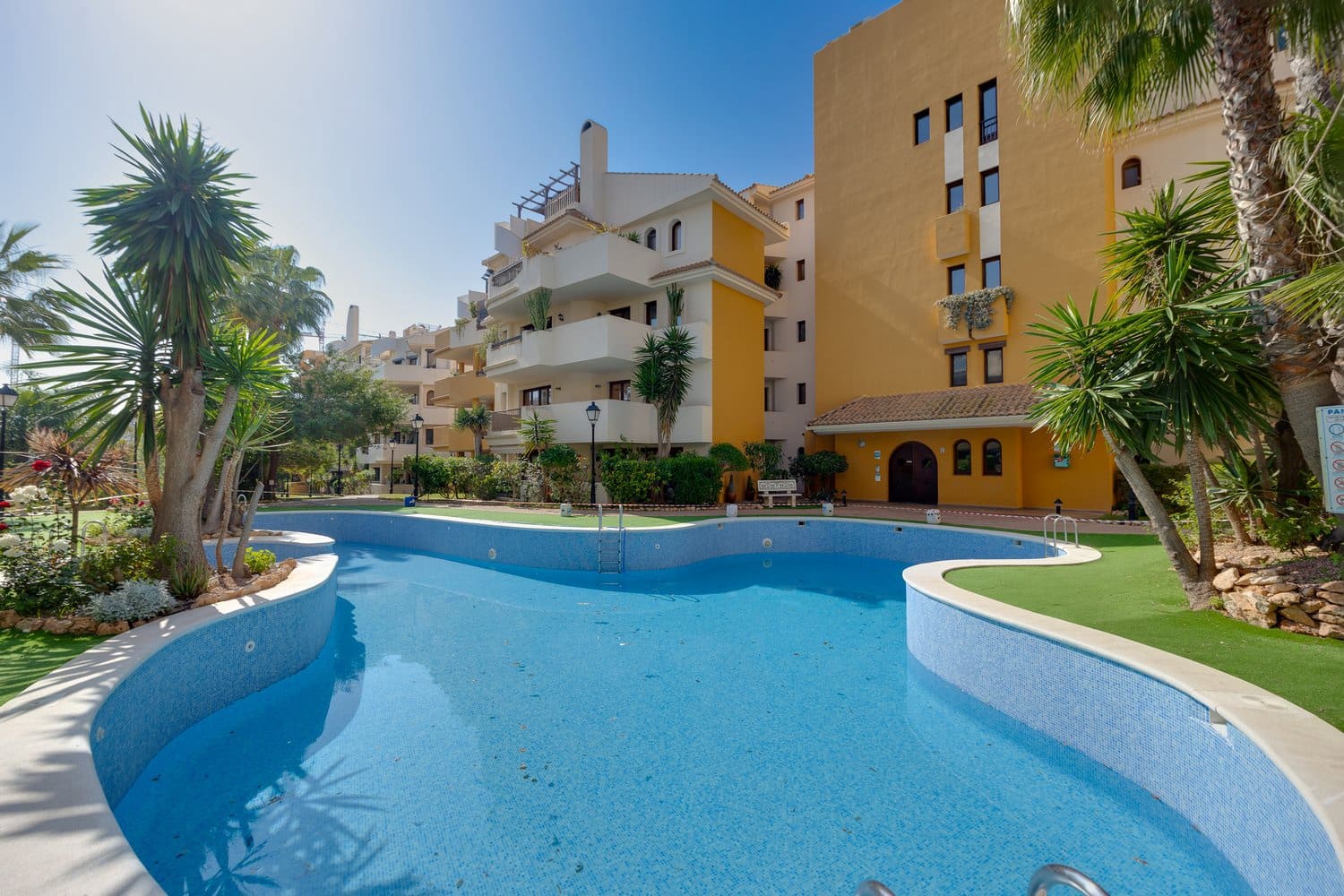 2 bedroom Apartment for sale in Punta Prima with pool garage - € 310,000 (Ref: 9821039)