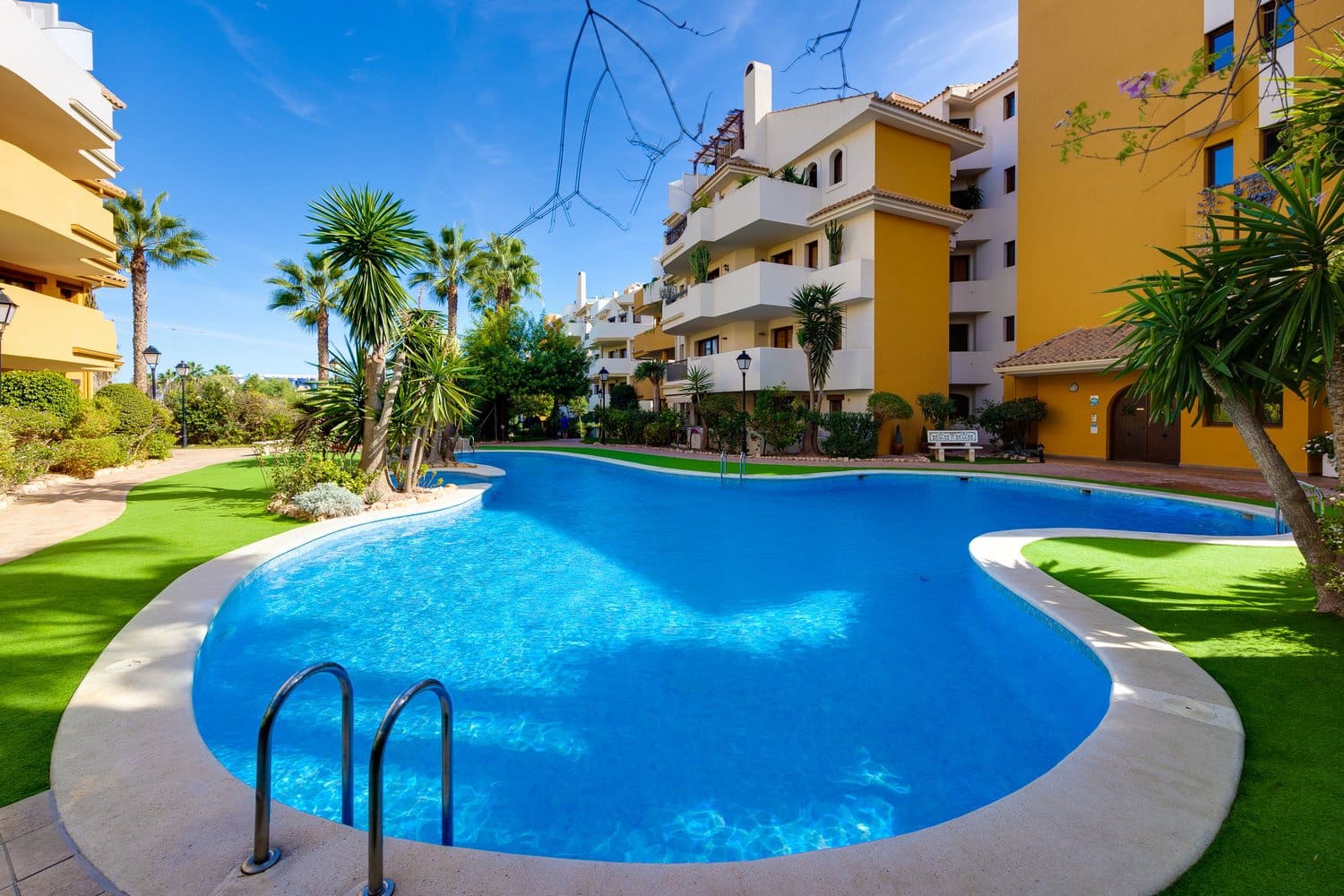 2 bedroom Apartment for sale in Punta Prima with pool garage - € 310,000 (Ref: 9821039)