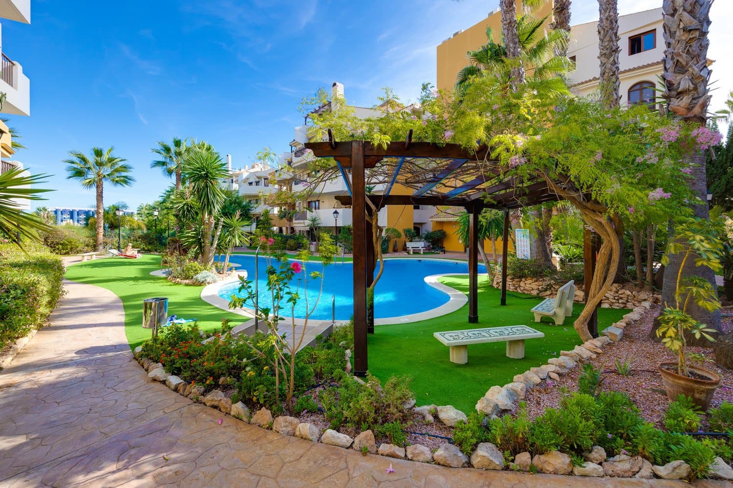 2 bedroom Apartment for sale in Punta Prima with pool garage - € 310,000 (Ref: 9821039)