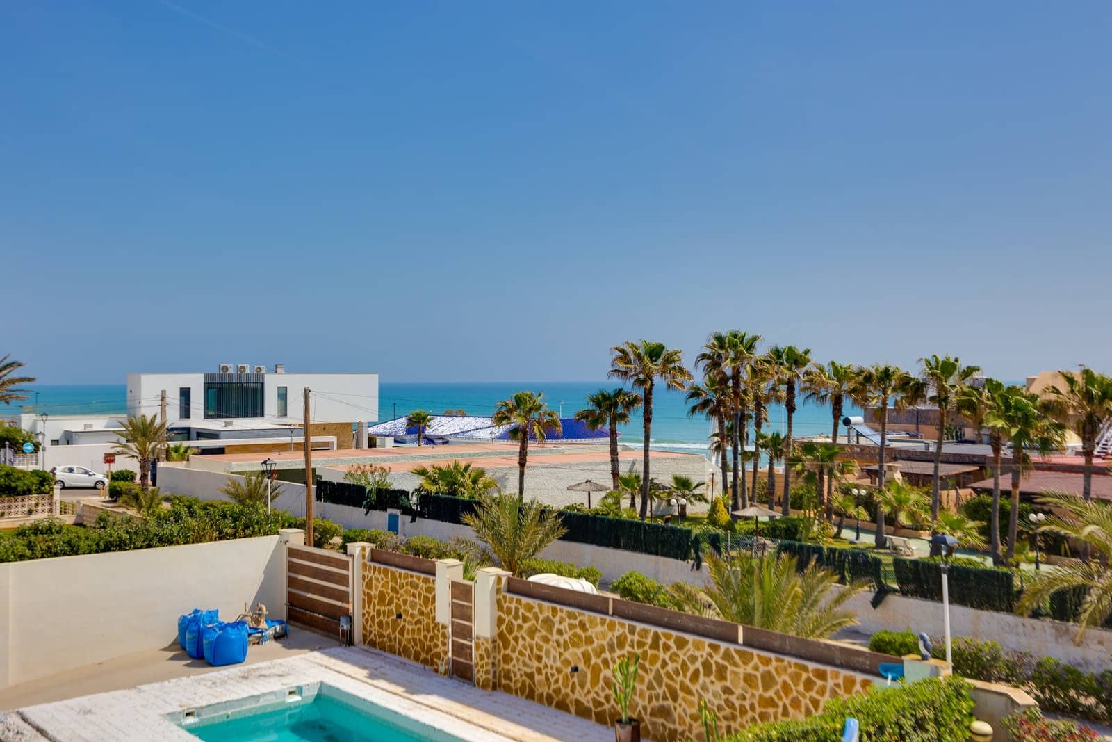 Chalet de 6 habitaciones en Torrevieja en venta con piscina garaje - 950.000 € (Ref: 9830282)