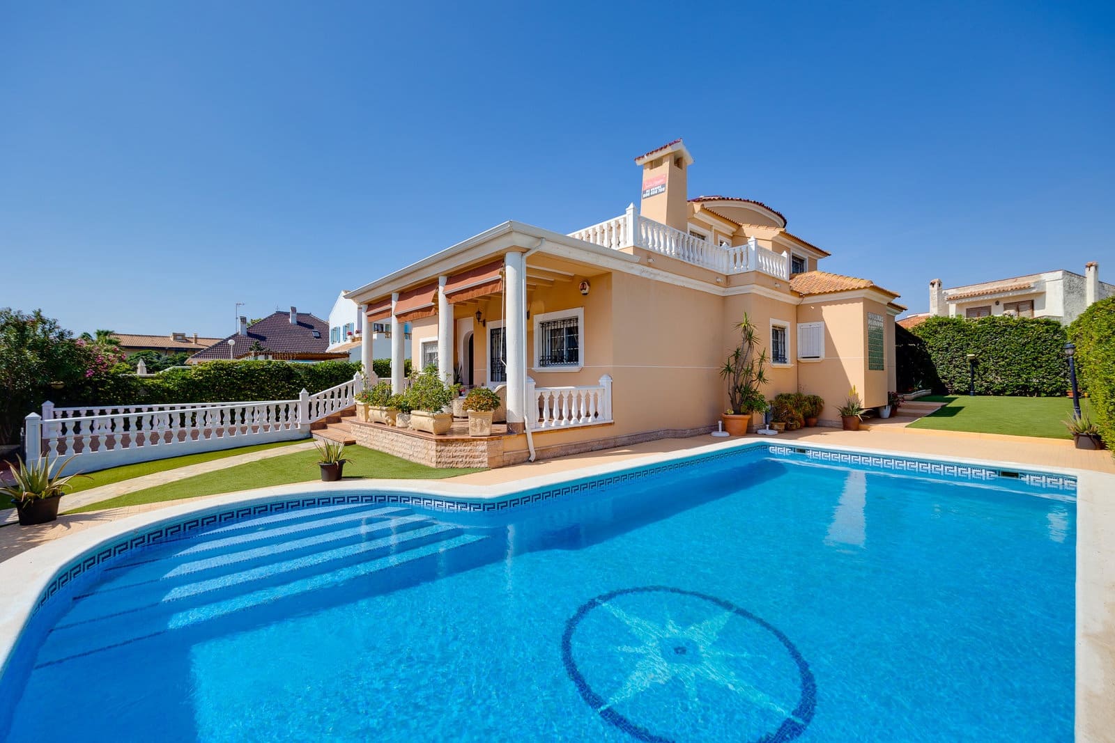 Chalet de 6 habitaciones en Torrevieja en venta con piscina garaje - 950.000 € (Ref: 9830282)