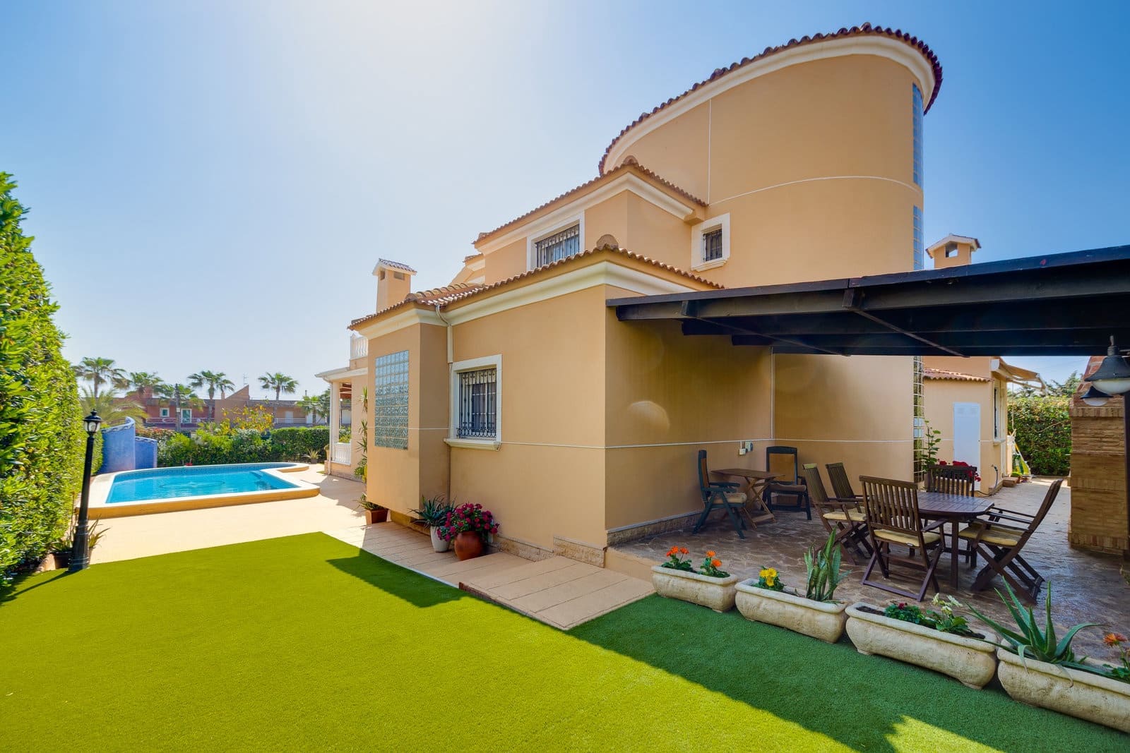 Chalet de 6 habitaciones en Torrevieja en venta con piscina garaje - 950.000 € (Ref: 9830282)