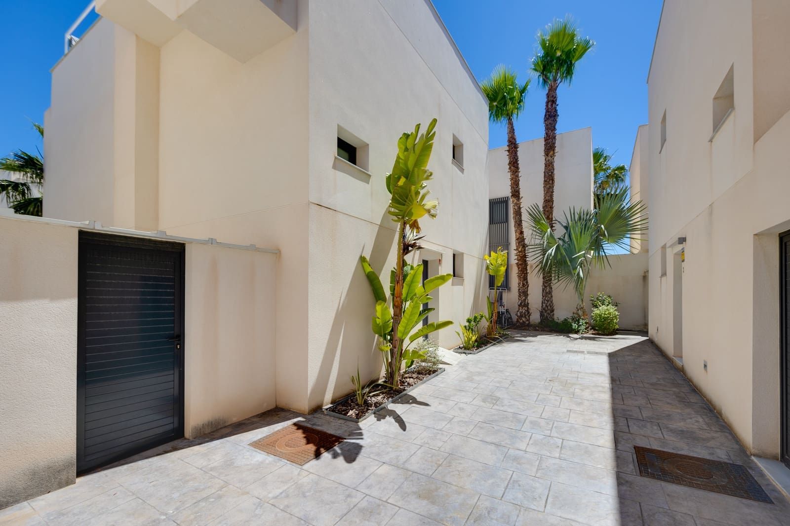 3 bedroom Villa for sale in La Veleta with pool garage - € 579,000 (Ref: 9844208)