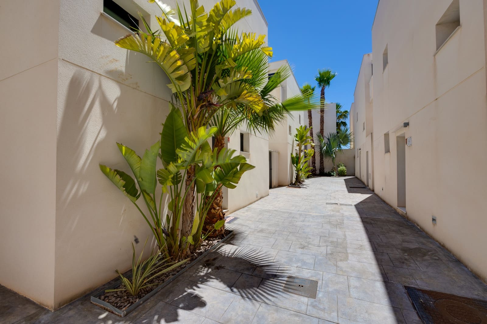 3 bedroom Villa for sale in La Veleta with pool garage - € 579,000 (Ref: 9844208)