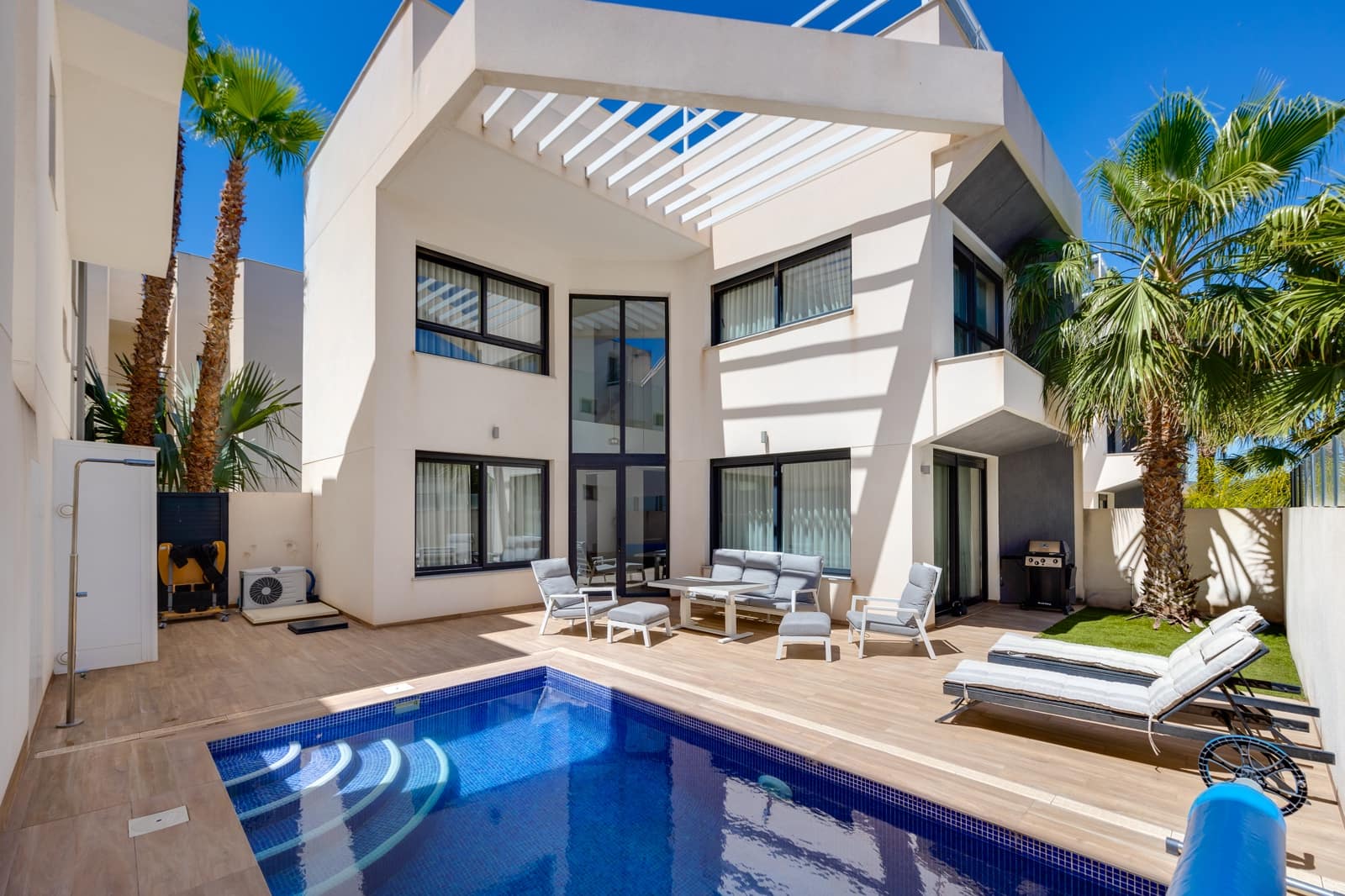 3 bedroom Villa for sale in La Veleta with pool garage - € 579,000 (Ref: 9844208)