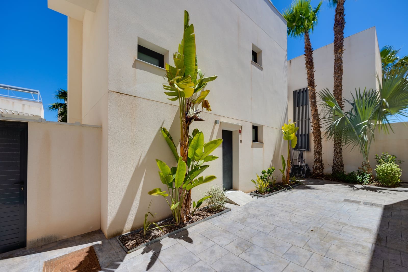 3 bedroom Villa for sale in La Veleta with pool garage - € 579,000 (Ref: 9844208)