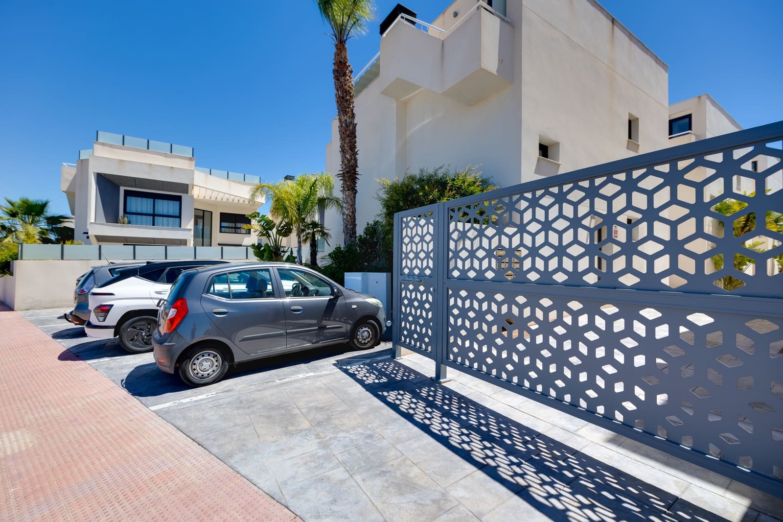 3 bedroom Villa for sale in La Veleta with pool garage - € 579,000 (Ref: 9844208)