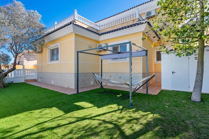 Chalet de 3 habitaciones en San Miguel de Salinas en venta con piscina garaje - 490.000 € (Ref: 9850489)