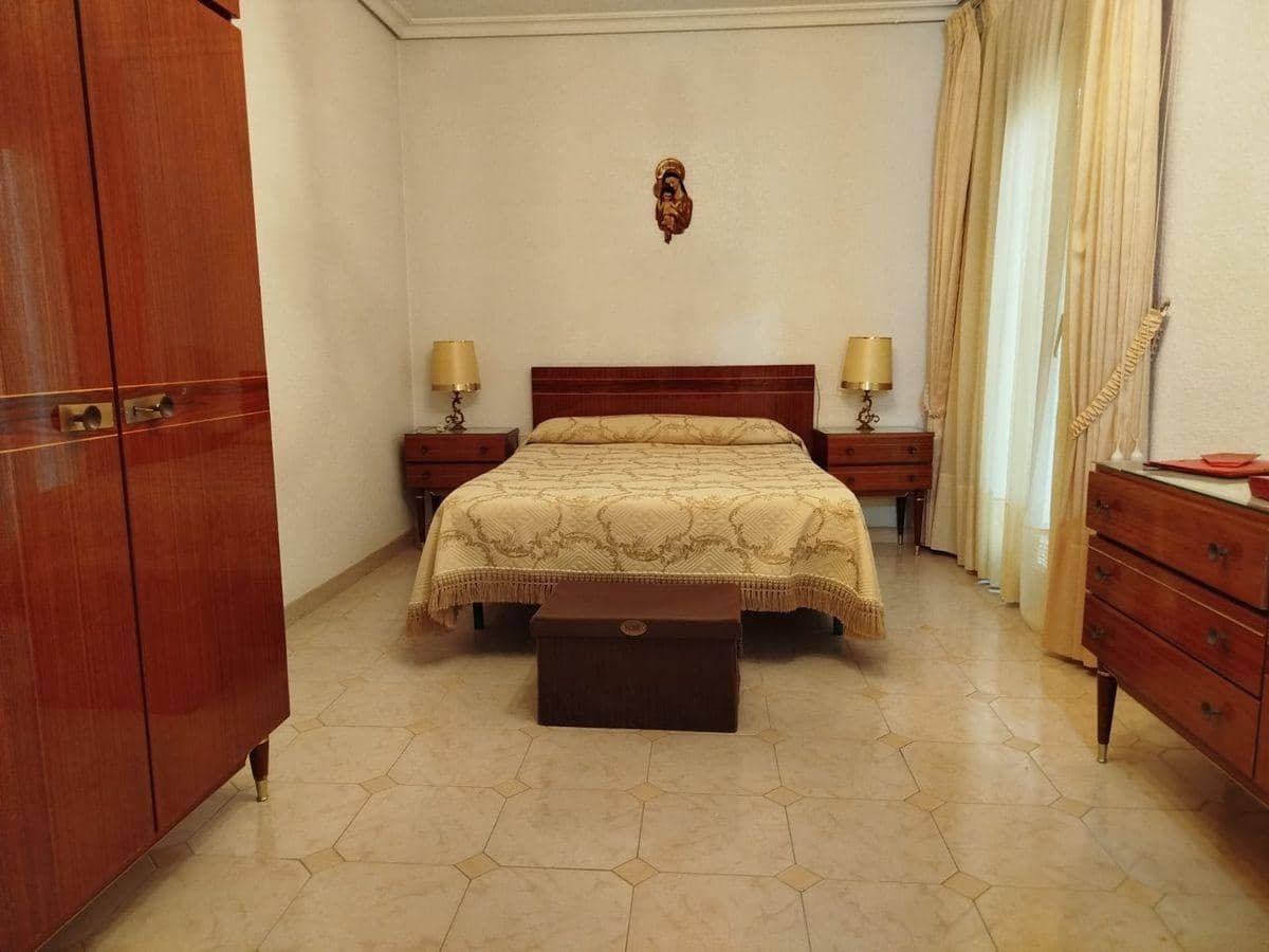 5 bedroom Townhouse for sale in Sant Carles de la Rapita - € 298,000 (Ref: 8688984)