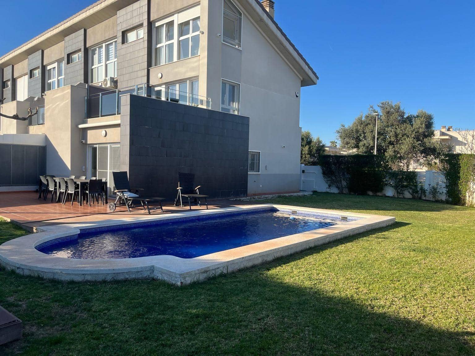 4 makuuhuone Rivitalo myytävänä paikassa Vinaros mukana uima-altaan 
autotalli - 499 000 € (Ref: 9652009)