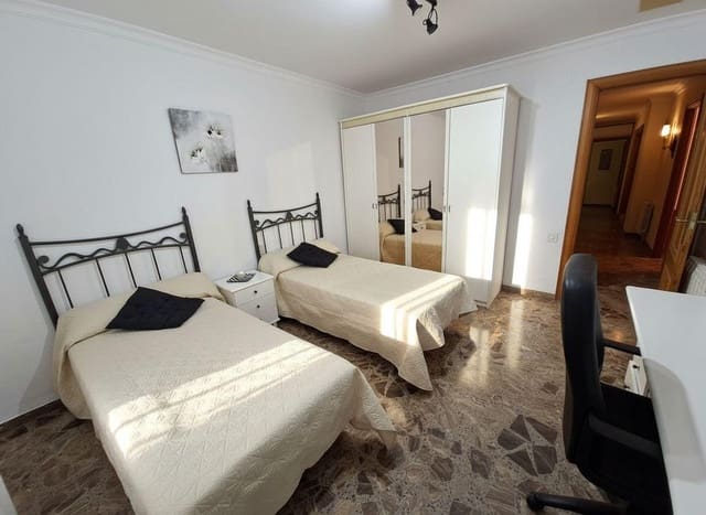 5 bedroom Townhouse for sale in Sant Carles de la Ràpita with garage - € 260,000 (Ref: 9898700)