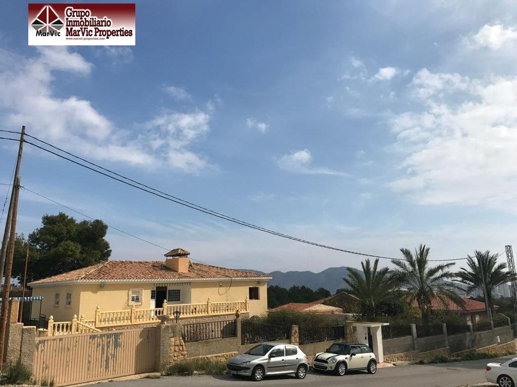 6 Zimmer Villa zu verkaufen in Benidorm mit Garage - 750.000 € (Ref: 6985252)