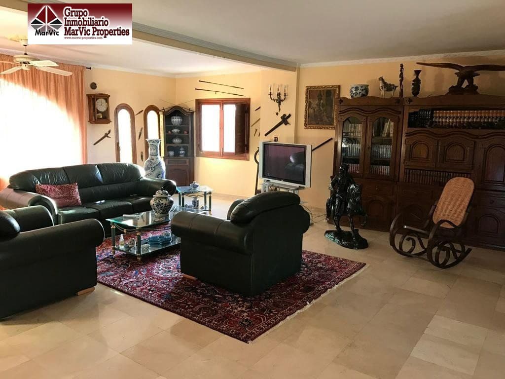 6 Zimmer Villa zu verkaufen in Benidorm mit Garage - 750.000 € (Ref: 6985252)