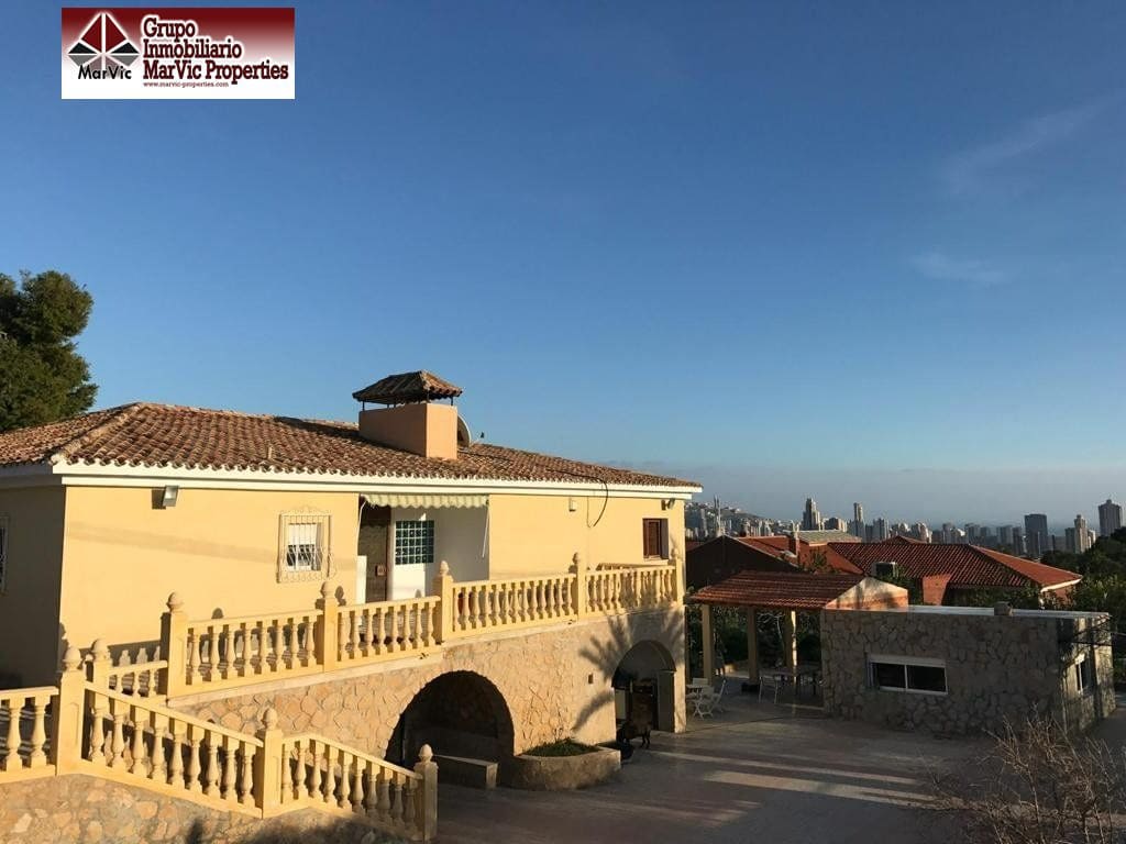 6 Zimmer Villa zu verkaufen in Benidorm mit Garage - 750.000 € (Ref: 6985252)