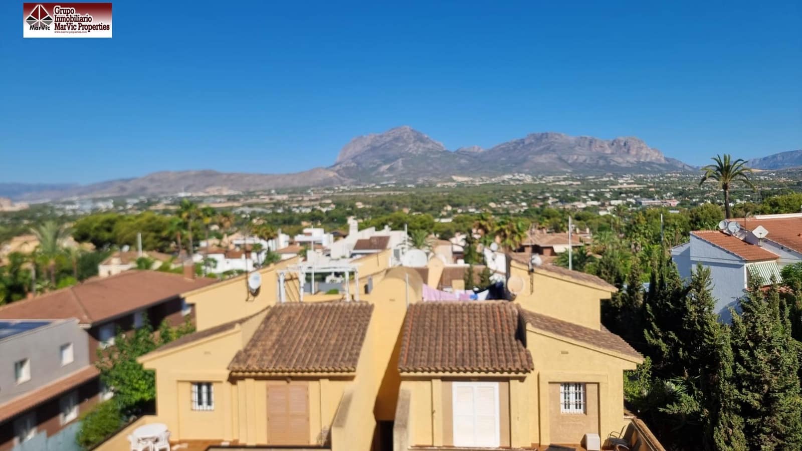 5 soveværelse Semi-Rækkehus til salg i Benidorm med swimmingpool garage - € 463.000 (Ref: 8537397)