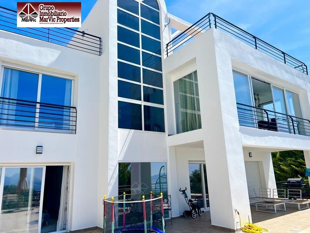 4 bedroom Villa for sale in Altea with pool garage - € 1,200,000 (Ref: 8537458)